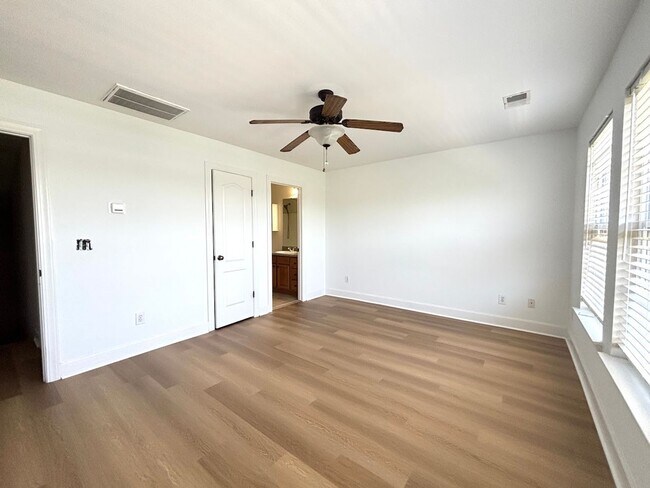 Building Photo - Beautiful 3-Bedroom, 3.5-Bath Townhome in ...