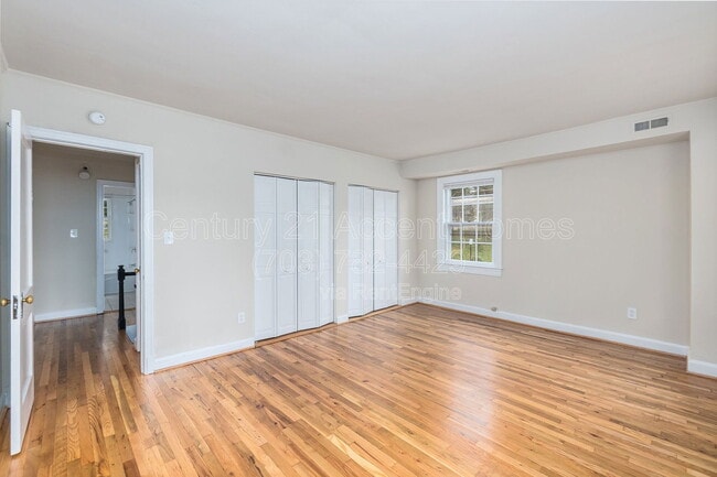 Building Photo - 1020 S Barton St