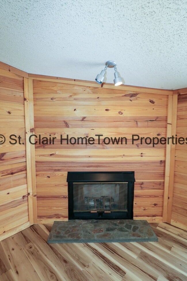 Building Photo - Large Home