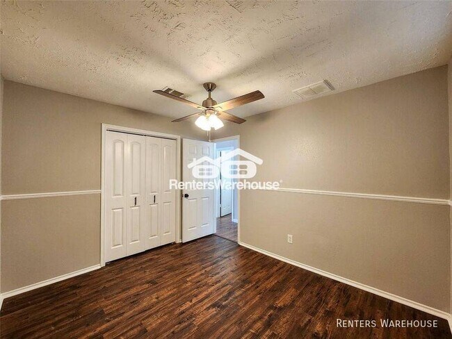 Building Photo - 2118 Creston Dr