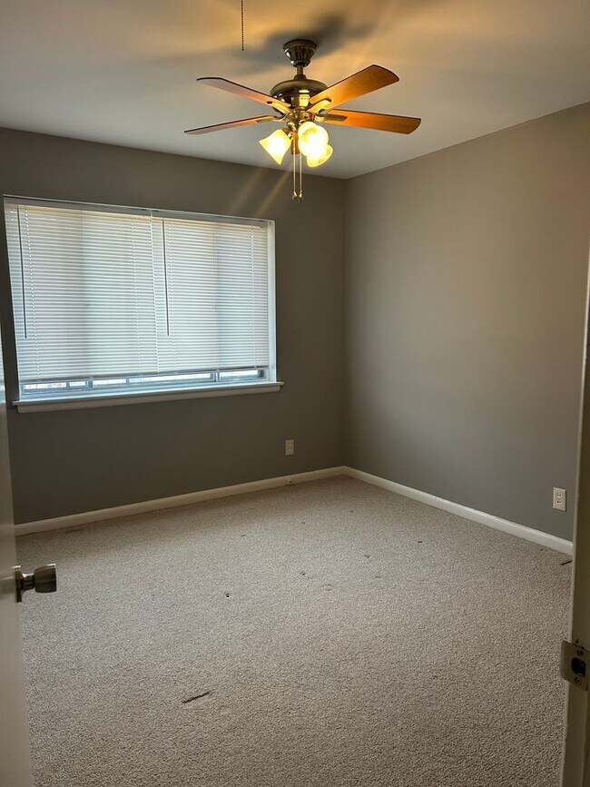 Building Photo - 3 Bedroom 1 1/2 Bath