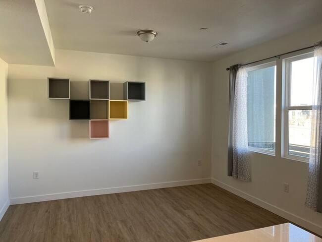 Building Photo - Modern 3-Bedroom Condo in Adventurous Dayb...