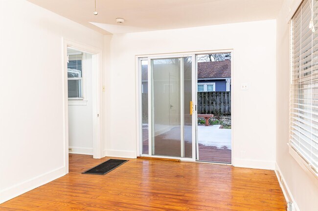 Building Photo - 180 Rosemont Garden