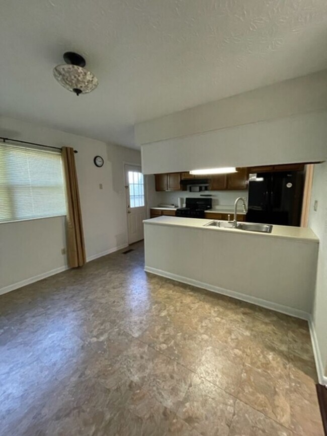 Building Photo - West Knoxville!  Short or long term lease options available .  2 bedroom with additional large bo...