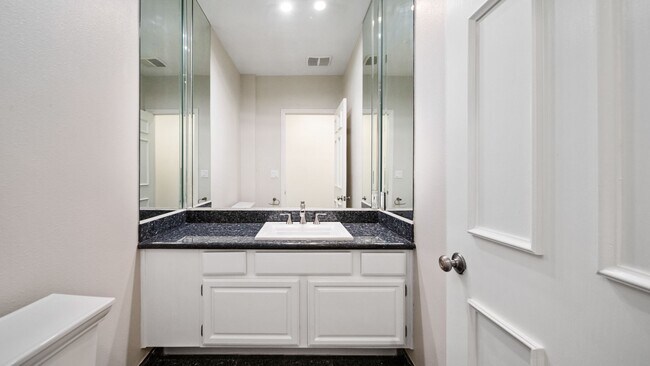 Building Photo - 2 bedroom 2.5 bathroom