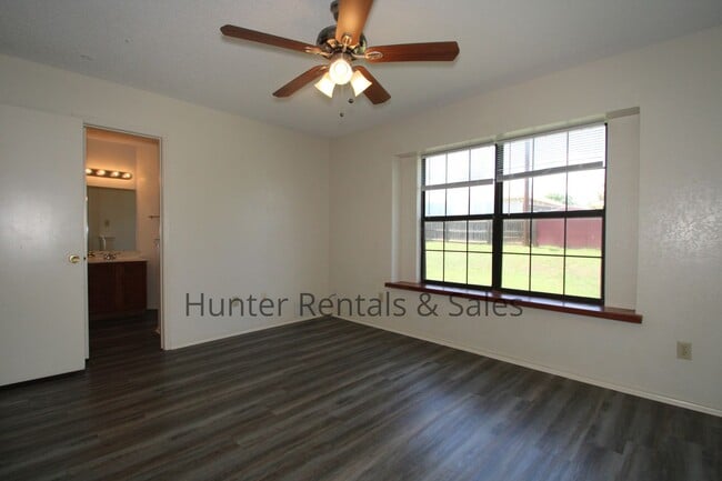 Building Photo - Two-Story Living!