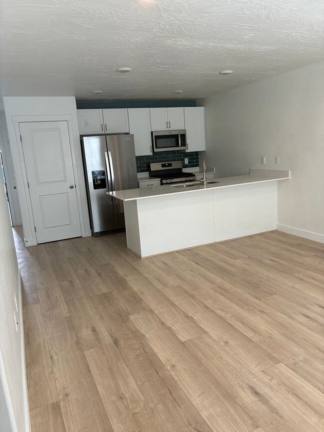 Building Photo - 3 Bedroom Townhome