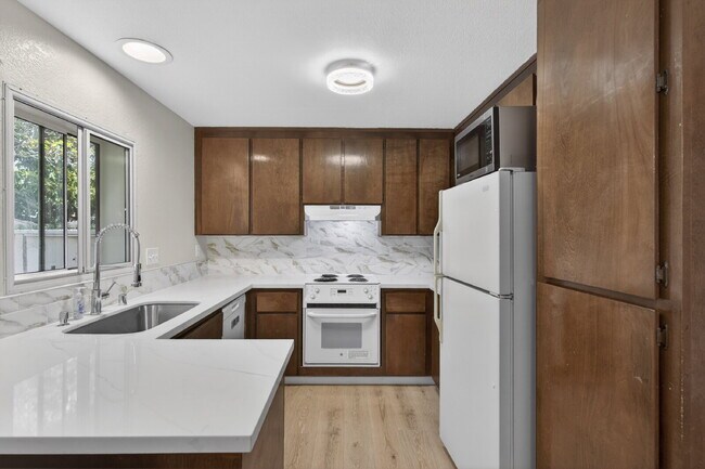 Building Photo - Spacious Condo in Santa Clara - Easy Commute!