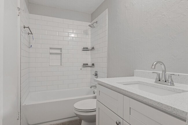 Building Photo - 3420 Country Club Dr W