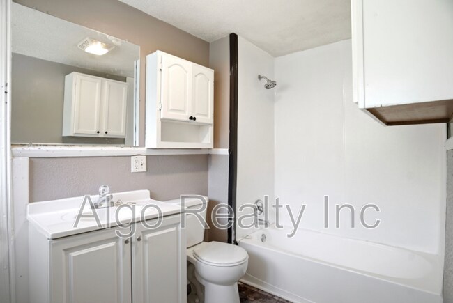 Building Photo - 2923 N Girard Ave