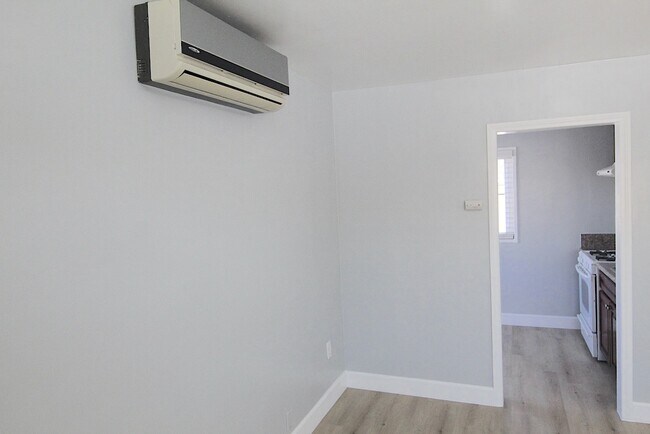 Building Photo - 3345 Del Mar Ave