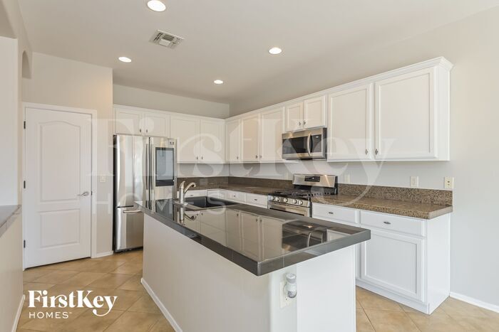 Building Photo - 10588 E Oakbrook St