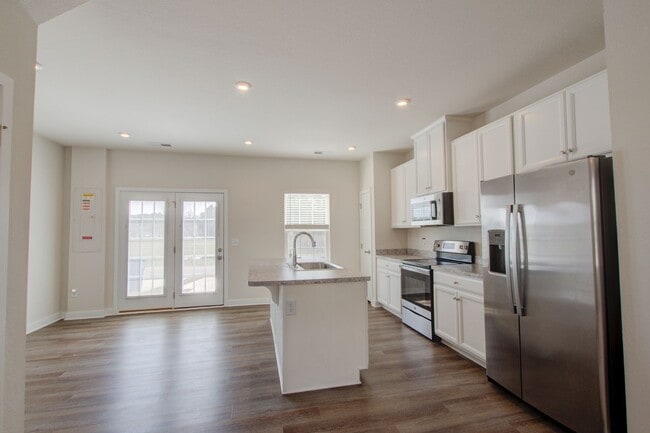 Building Photo - Like New End Unit Townhome, 3 Bed 2.5 Bath
