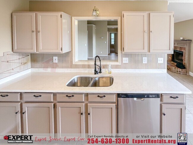 Building Photo - 3-Bedroom Home Near Lions Gate Park