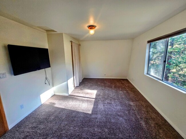 Building Photo - Charming 2 Bed / 1 Bath Cabin with Spa