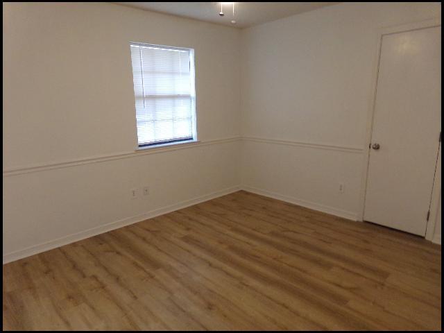 Building Photo - 400 Maxine Ave