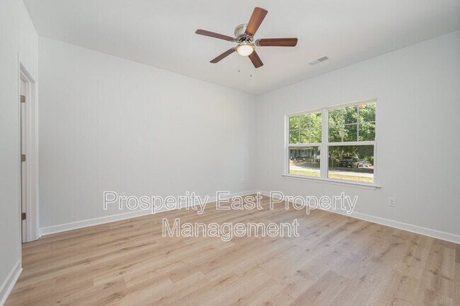 Building Photo - 605 Queens Rd
