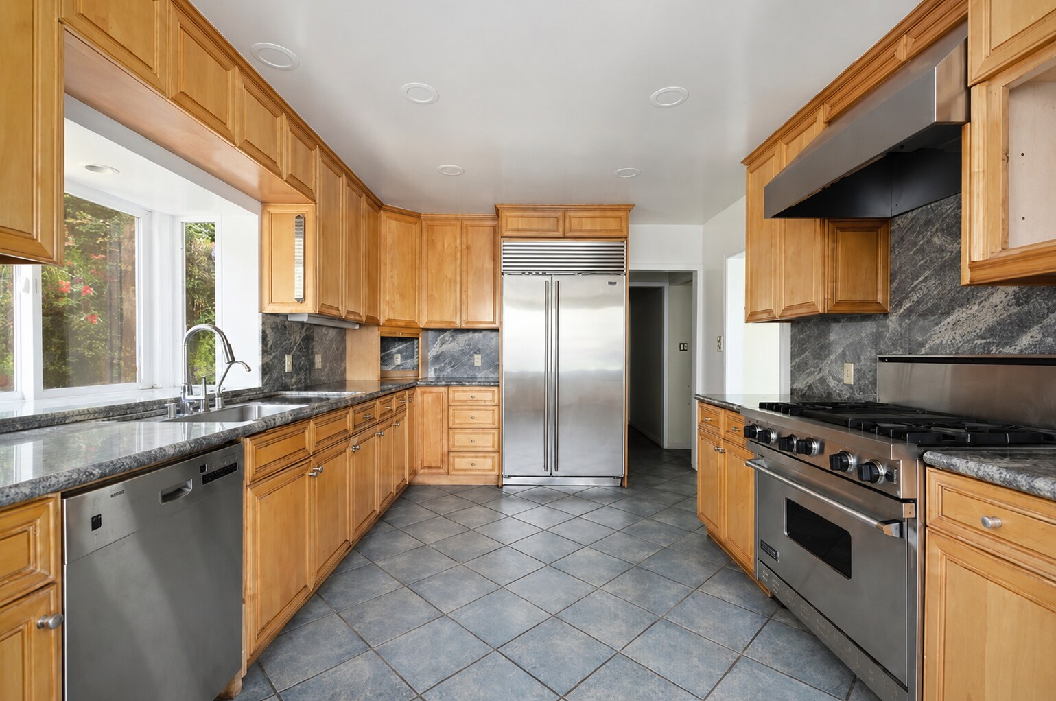Building Photo - 9149 Hillsboro Dr