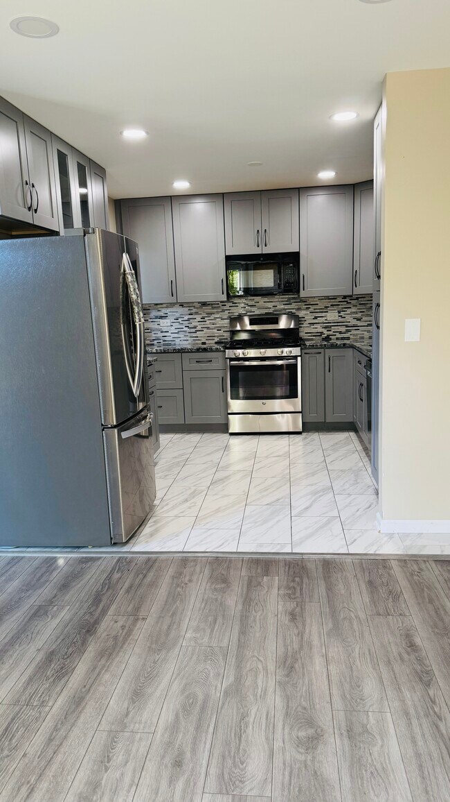 Building Photo - 775 Hoover Dr