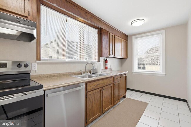 Building Photo - 271 W Wyncliffe Ave