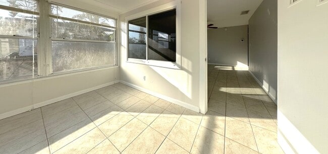 Building Photo - 5566 Kelly Dr N
