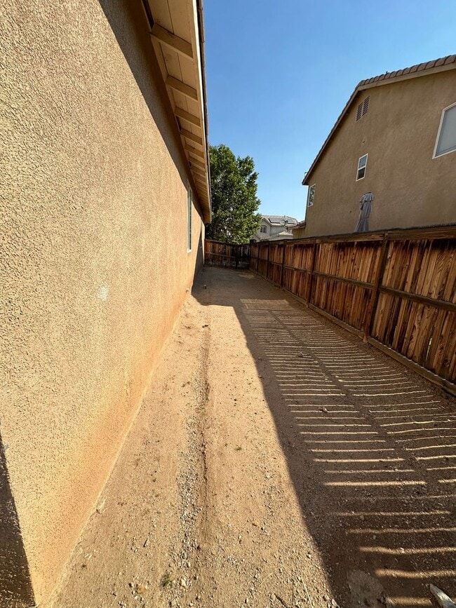 Building Photo - 4 BEDROOM HOME + OFFICE IN VICTORVILLE