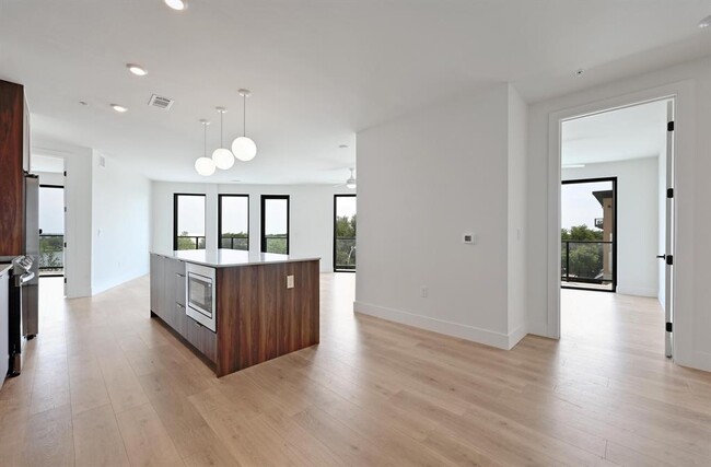 Building Photo - 1701 Simond Ave