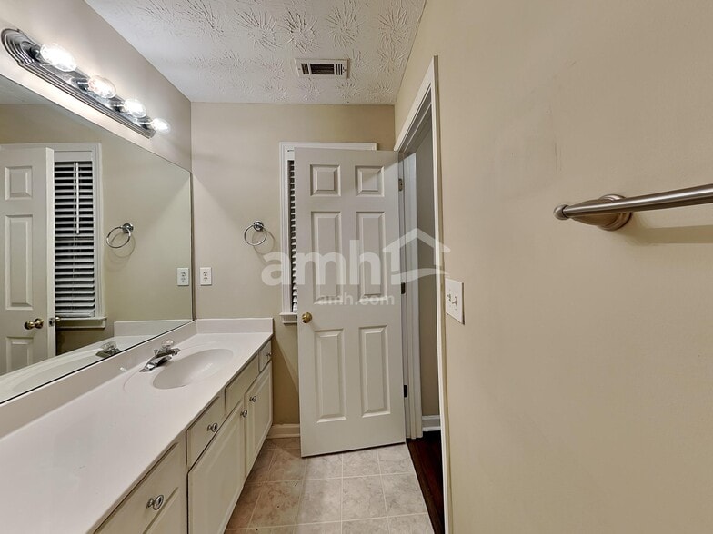 Building Photo - 3801 Bogan Mill Rd