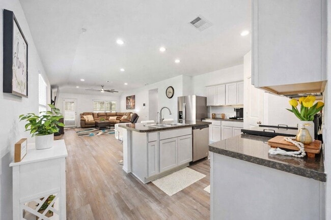 Building Photo - 24034 Sunview Vly Dr