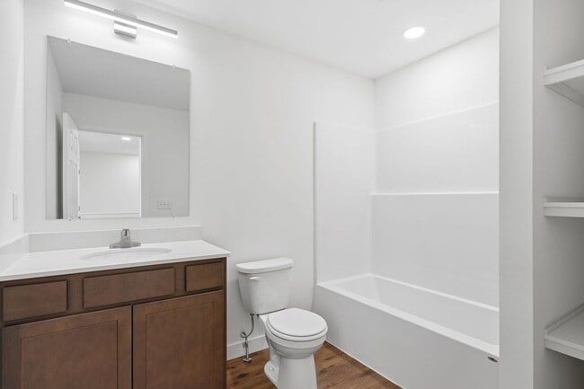 Building Photo - Brand New 3 Bedroom 2 1/2 bath - 2 Level Town House Condo in Hiawatha