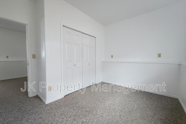 Building Photo - 819 6th Ave S