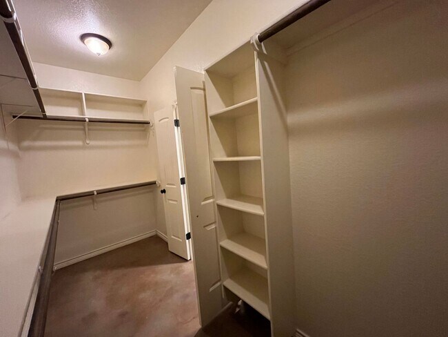 Building Photo - 4 Bedroom Single Family Home:  Available Now!