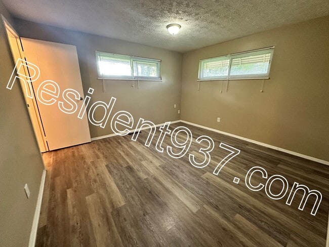 Building Photo - 3 Bed 2 bath Home