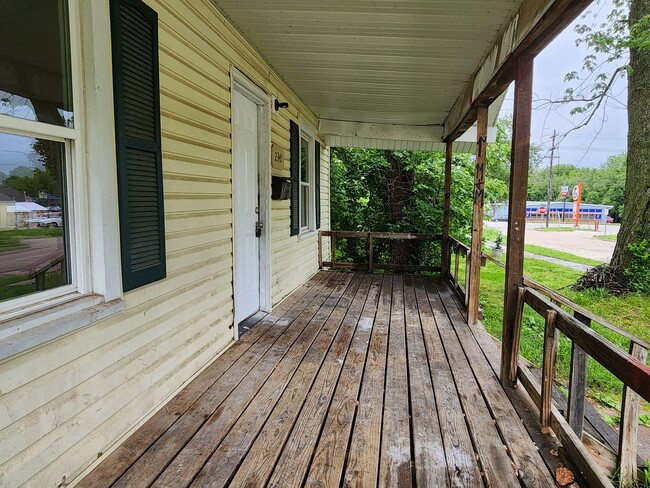 Building Photo - Spacious 2-Bedroom, 1-Bathroom Home AVAILABLE NOW!!