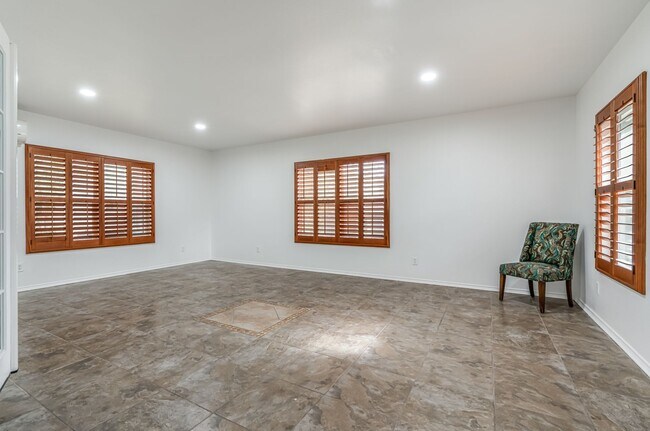 Building Photo - Recently Rehabbed Spacious Two Story in Convenient and Popular Huntington Place