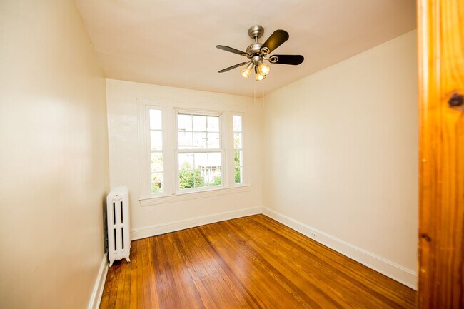 Building Photo - 2026/2027 JHU off-campus Renovated Charles Village 5bd/2ba w/ W/D & CAC Available 6/9/26