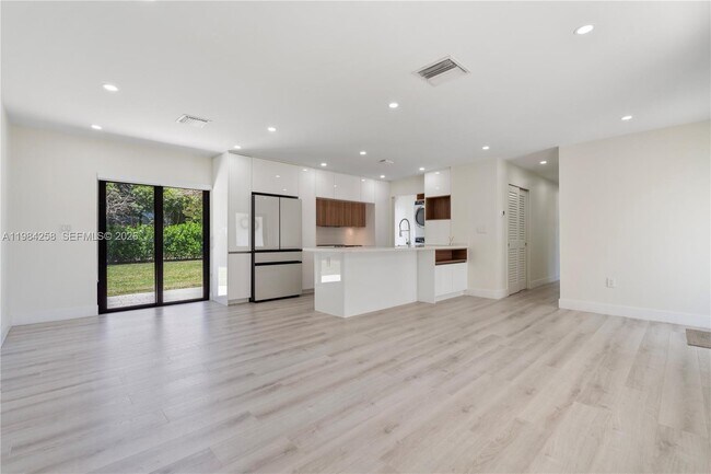 Building Photo - 255 Grant Dr