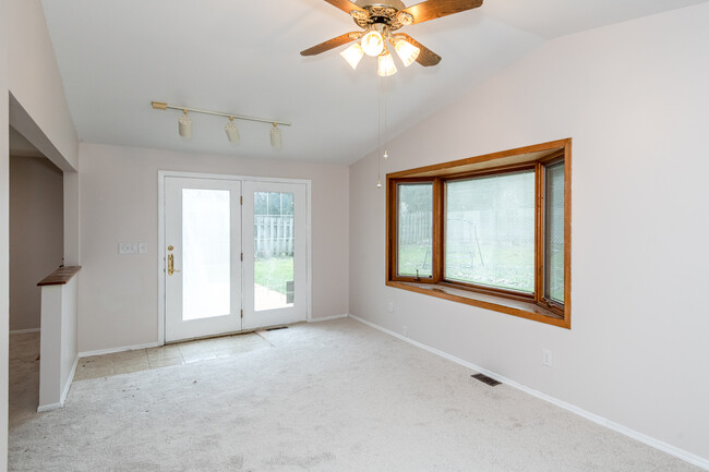 Building Photo - 6757 Summerdale Dr
