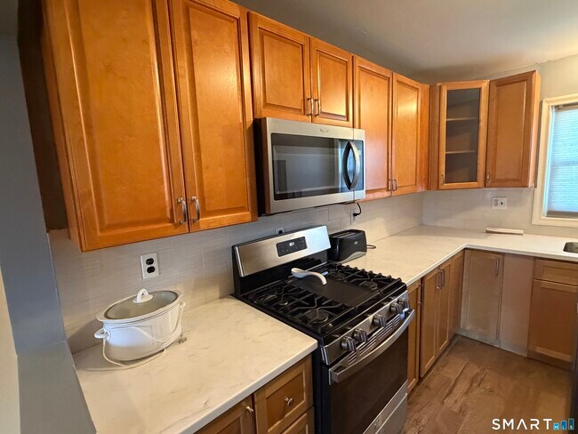 Building Photo - 11 Camelot Dr