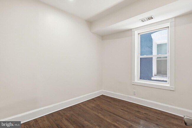Building Photo - 1038 6th St NE