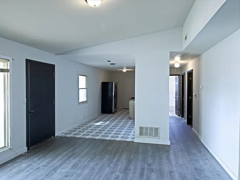 Building Photo - 133 St Thomas Ln