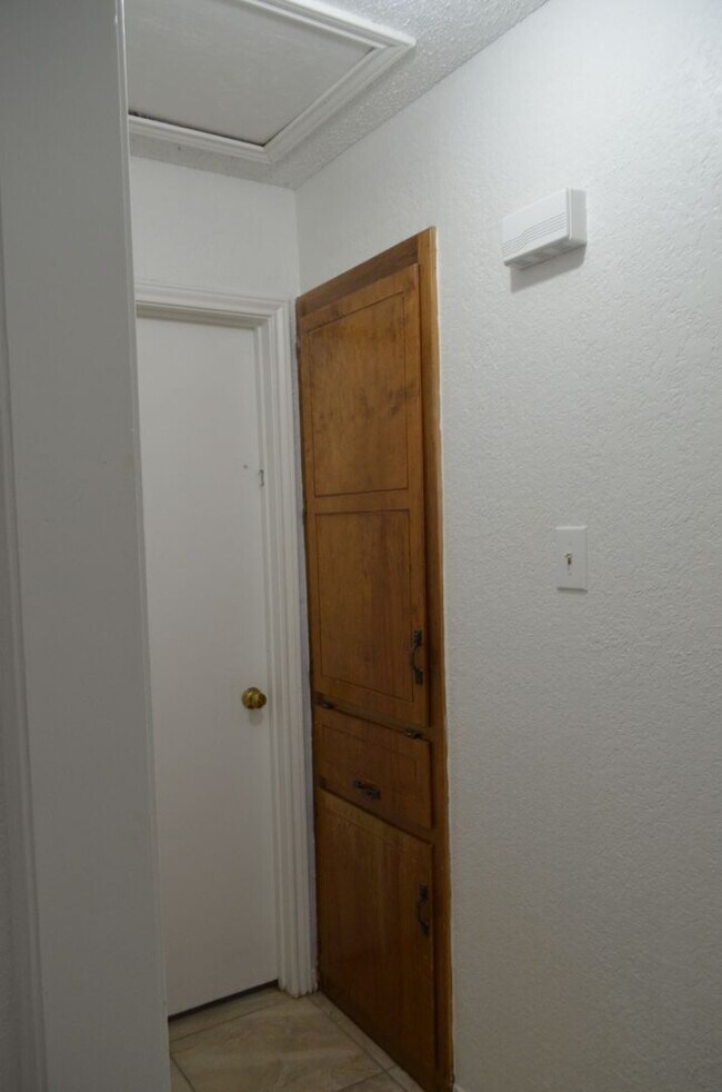 Building Photo - 205 Horseshoe Dr