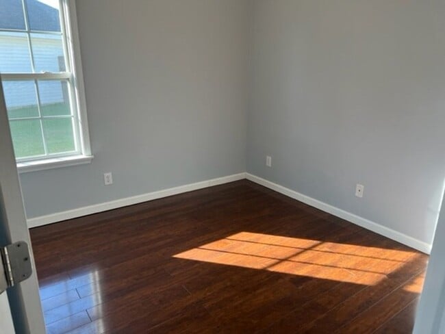 Building Photo - Cozy 3 Bed 2 Bath House! Available August ...