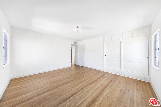 Building Photo - 1033 S Tremaine Ave