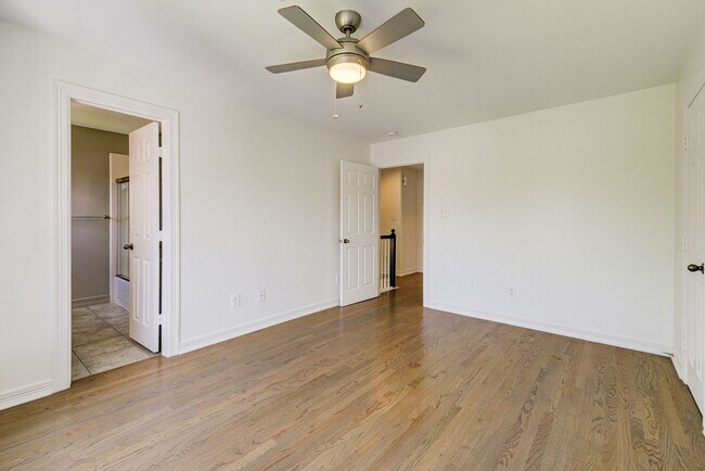 Building Photo - 3 bed, 3/1 bath updated townhome in the he...