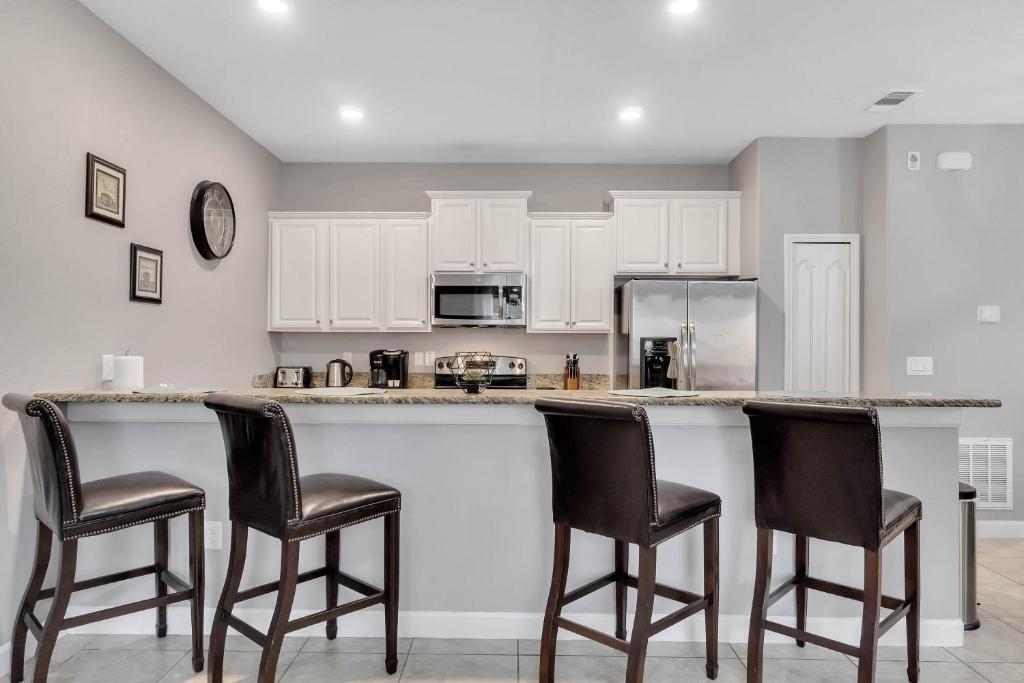 Full Kitchen with Eat in Countertop and Stools - 8966 Sugar Palm Rd