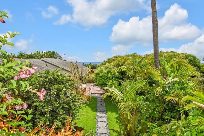 Building Photo - Pet Friendly, Fully Furnished Home in Keau...