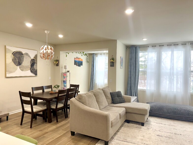 Building Photo - 525 Addison Cir