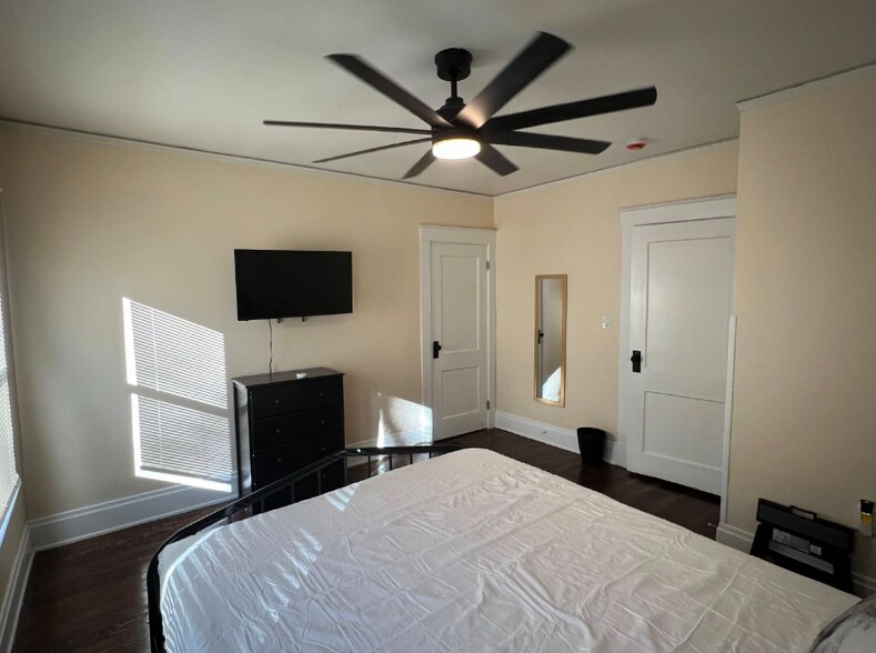 Building Photo - 2121 Burnet Ave