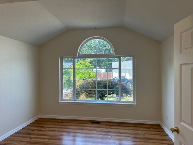 Building Photo - Beautiful 3 bedroom 2 bathroom house in a ...